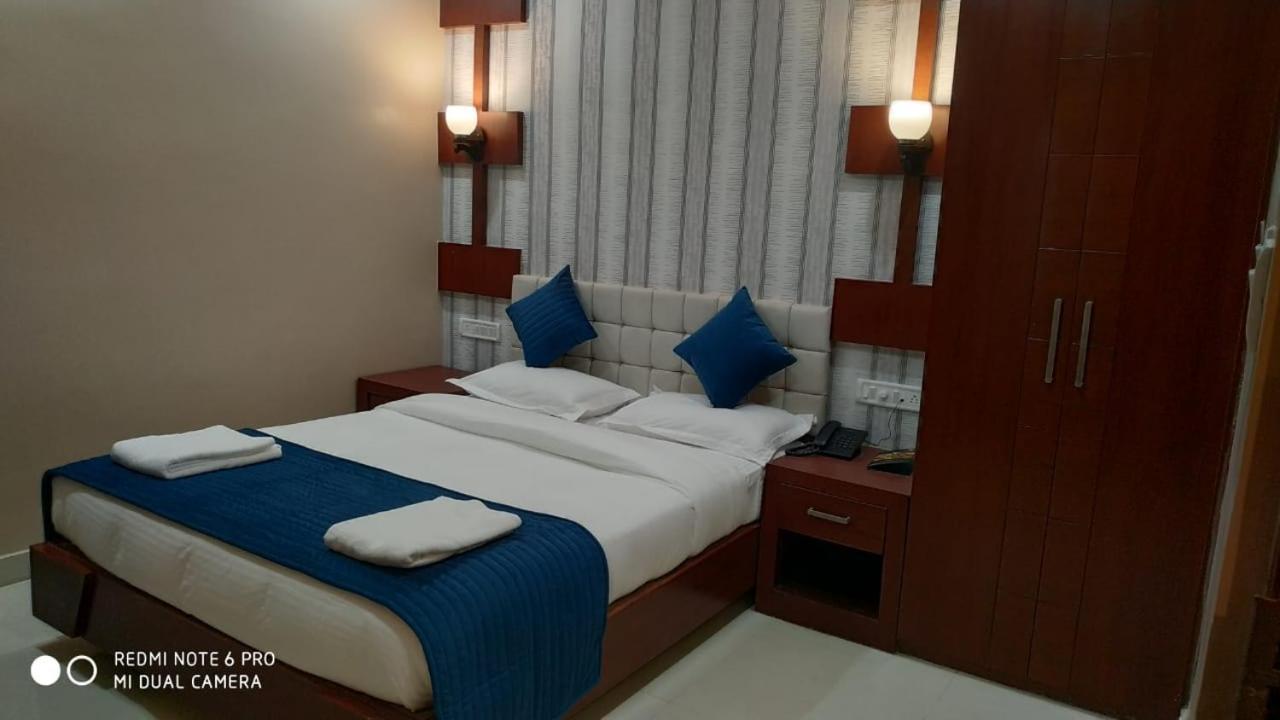 Hotel Sjr Варанаси Экстерьер фото